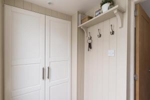 Luxury Cottage with Parking Minutes to Beach and Restaurants