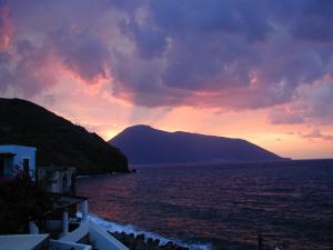 Ericùssa, sulla spiaggia con vista mare