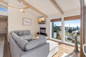 3995 Harbor Lights condo