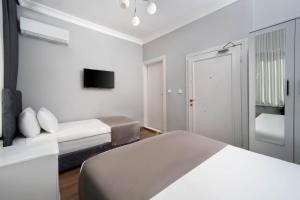 Galley Port Rooms