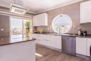 Luxe Penthouse, BBQ, hot spa, games, ocean view - By Seareen