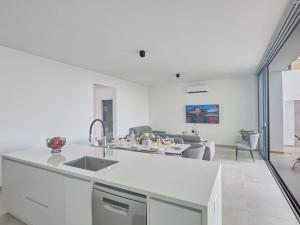 Holiday Home Protaras Aqua Pearl Villa AQ11 im Zentrum by Interhome