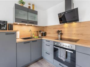 Apartment Appartement in Südfriedhof mit Großem Balkon by Interhome