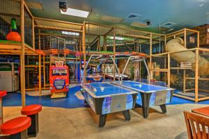 9 Mi to WDW: Resort-Style Townhome w Pool Access