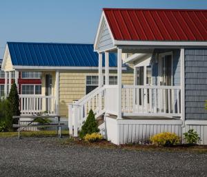 One-Bedroom Cottage room in Patten Pond Camping Resort Loft Cottage 10