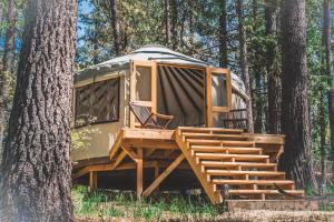 Wildland Aerie at Treehaus with Creekside Hot Tub Pets OK