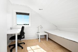 Great spacious home with 6 large rooms, parking