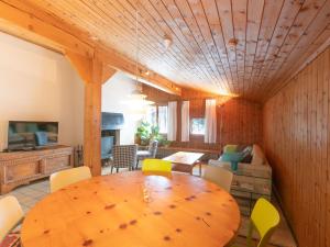 Apartment Chesa Tscheppa 2 by Interhome