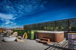 Hot Tub Views Grill Parking