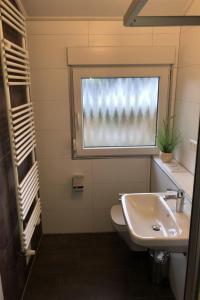 Holiday Home Freistehendes Ferienhaus in 2-Reihe am See by Interhome