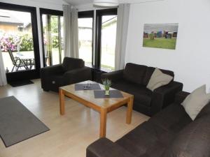 Holiday Home Freistehendes Ferienhaus in 2-Reihe am See by Interhome