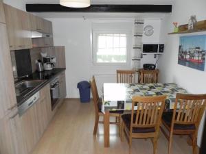 Holiday Home Freistehendes Ferienhaus in 2-Reihe am See by Interhome
