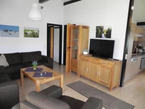 Holiday Home Freistehendes Ferienhaus in 2-Reihe am See by Interhome