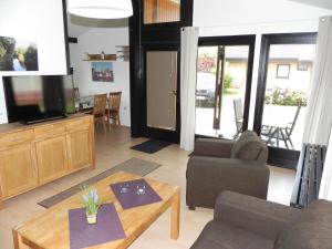 Holiday Home Freistehendes Ferienhaus in 2-Reihe am See by Interhome