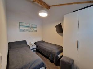 Holiday Home G20 Ferienhaus mit Wintergarten in Eckwarderhörn by Interhome