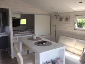 Holiday Home Hausboot KHT 2 Lacet mit Elektrokamin im Salon- 1 Schlafraum- Küche- Duschbad m by Interhome