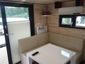 Apartment Hausboot für zwei Personen mit Kamin und Terrasse by Interhome