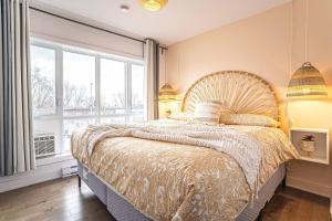 217 - Pastel Stylist 2 KING-BR with Parking, nr DT&Airport