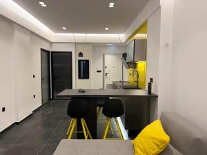 Studio 8 black & Yellow Urban Apartment City Center