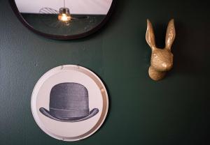 218 - Emerald Retro KING Suite with Parking, Gym,DT&Airport