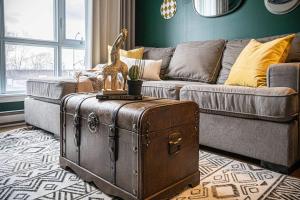 218 - Emerald Retro KING Suite with Parking, Gym,DT&Airport