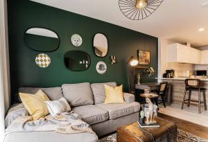 Emerald Retro King Suite with Gym & Parking near Downtown & Airport