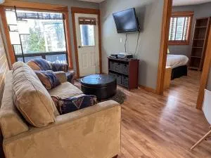 Griz Inn by Fernie Central Reservations - Right on The Slopes