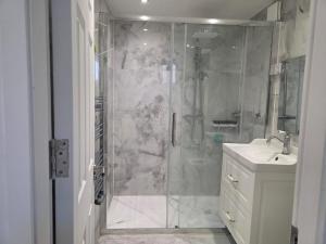 Grannys Flat Double Bed with kitchen and Bathroom