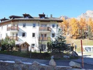 Apartment Chesa Sunasain V7 by Interhome