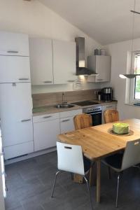 Holiday Home E21 Freistehendes Haus mit Garten und Deichblick by Interhome