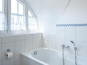 Holiday Home Urlaub mit Hund im Reethaus Muschel by Interhome