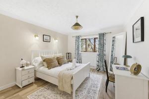 5 Bedroom 3 Bathroom Detached House - Close to City Centre - Driveway Parking, SkyTV, Fast WiFi, and Spacious Garden by Yoko Property