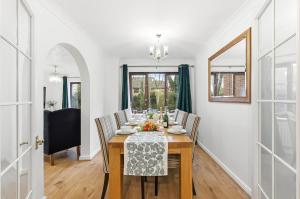 5 Bedroom 3 Bathroom Detached House - Close to City Centre - Driveway Parking, SkyTV, Fast WiFi, and Spacious Garden by Yoko Property