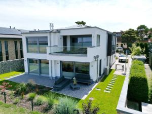 Apartment Apartement Villa Am Meer in Glowe mit Terasse EG by Interhome