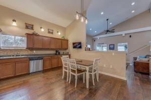 6BR Group Stay Near Lake Pepin w 2 Kitchens - Driftwood Condos