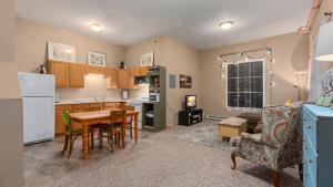 Eclipse Condo - Beautiful 2 Bedroom Stay by Beach