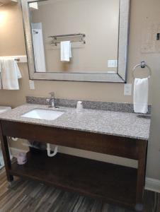 Gated 1 King BR 2 Bath Apt with Full Kitchen 126