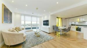 Modern 2-Bed Apartment Near Canary Wharf & Canada Water Ideal for Business & Long Stays