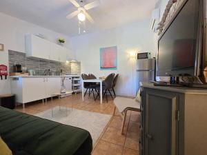 Casita with spacious private garden and jacuzzi