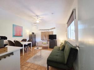 Casita with spacious private garden and jacuzzi