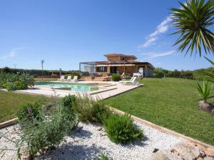 Holiday Home Can Vanrell- mit Schwimmbad- Jacuzzi und Rasenfläche- by Interhome