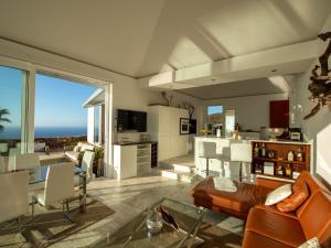 Holiday Home Moderne Architekten-Villa mit Infinity-Pool und Meerblick by Interhome