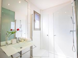 Holiday Home Freistehendes Haus direkt am Meer gelegen by Interhome