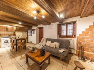 Holiday Home Berghütte mit Terrasse- Kamin und Jacuzzi by Interhome