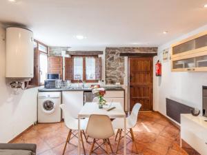 Apartment Jacuzzi- Kamin- Grill und spektakuläre Aussicht by Interhome