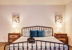 Modern 4BR Retreat with Yard & Air Hockey Table