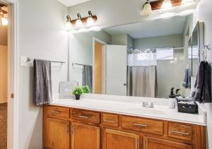 Modern 4BR Retreat with Yard & Air Hockey Table