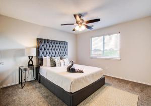 Modern 4BR Retreat with Yard & Air Hockey Table