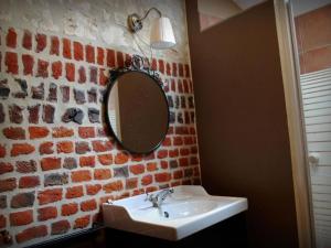 Holiday Home Liebevoll renoviertes Ferienhaus als Teil eines kleinen Bauernhauses mit abgesc by Interhome