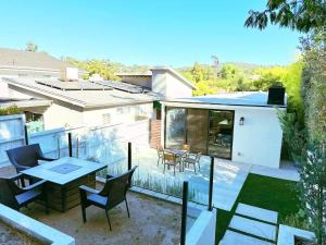 Chic Modern Retreat in Upscale Neighborhood